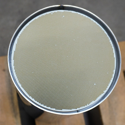 SCR-Draufsicht: Katalysatorkanäle in einem monolithischen Keramikkörper, Topcats HD