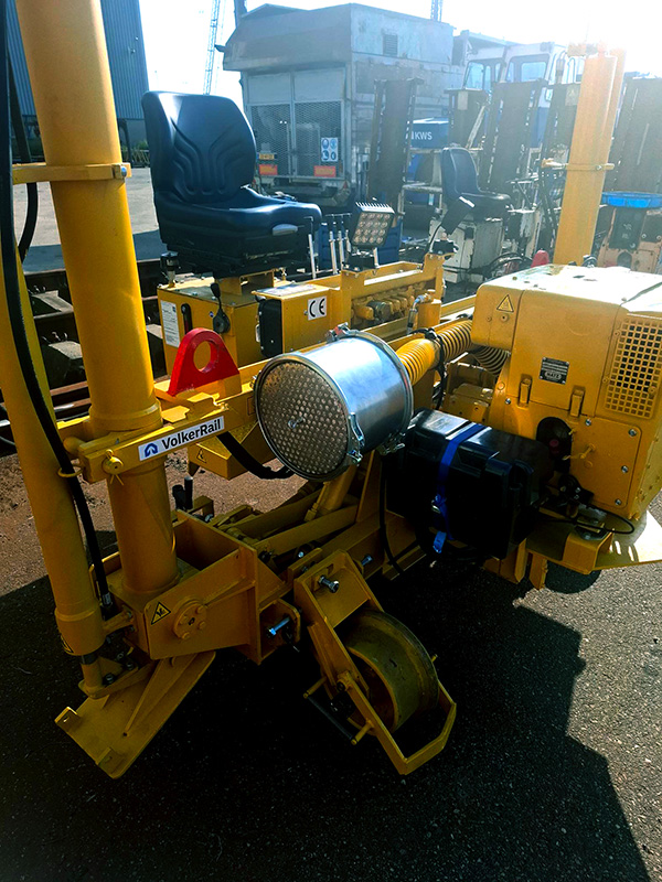 Hef-shift machine VolkerWessel Rail met opzetroetfilter van Topcats - veilig werken aan het spoor